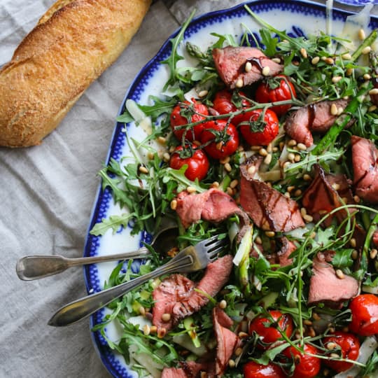 Tagliata på helstekt skivad ryggbiff med ruccola, sparris, parmesan och vispad taleggio